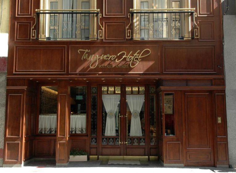 Fachada exterior de madera clásica del Tanguero Hotel Boutique Antique con entrada principal y balcones