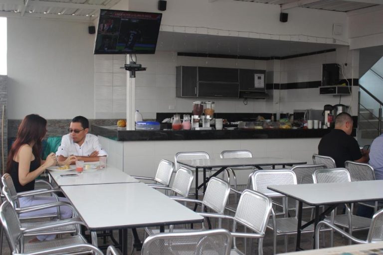 Restaurante buffet del AW Hotel Sport con mesas, sillas y barra de desayuno al fondo