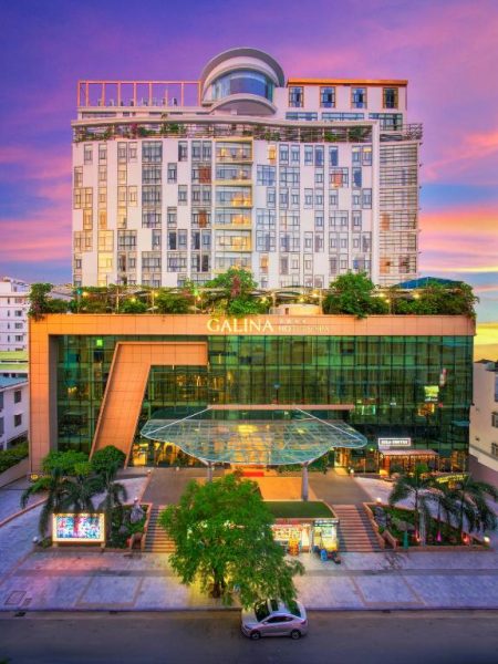 Vista aérea de la fachada exterior del Galina Hotel & Spa con jardines y atardecer