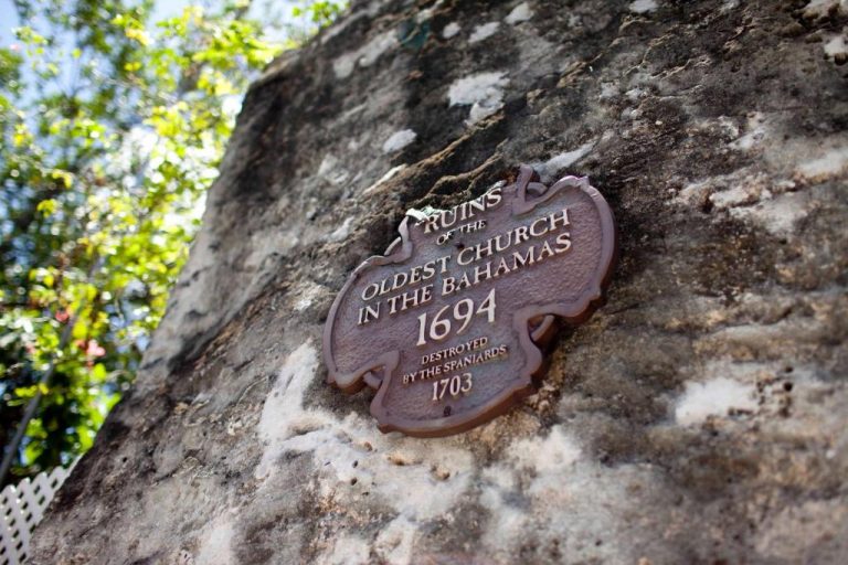 Placa histórica de las ruinas de la iglesia más antigua de Bahamas de 1694 cerca del Graycliff Hotel