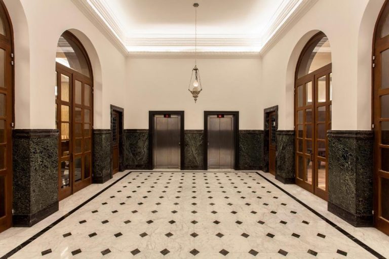 Elegante lobby con suelo de mármol y ascensores del Hotel Fasano Salvador en Brasil