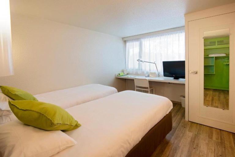 Habitación twin con dos camas y escritorio en el Hotel Campanile Montluçon Saint-Victor