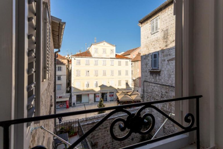 Vistas al casco antiguo desde el balcón del Villa Nepos Hotel con edificios históricos de piedra