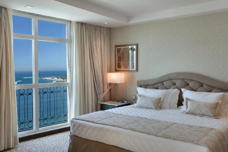 Habitación de lujo con cama king size y vista al mar en Hotel Miramar by Windsor Copacabana
