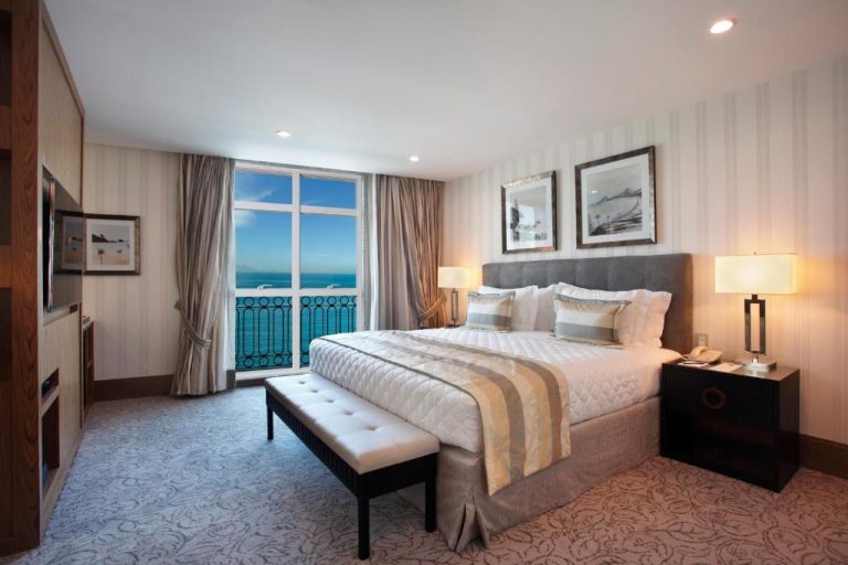 Habitación deluxe con cama king size y balcón con vista al mar en Miramar By Windsor Copacabana