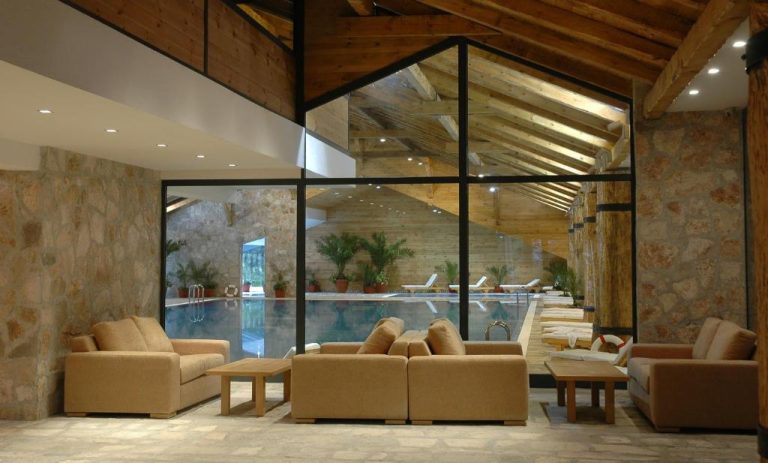 Piscina interior climatizada y zona de relax con sofás del Bianca Resort & Spa