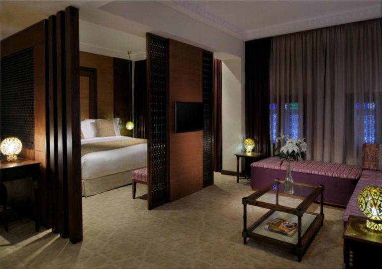 Suite con salón y dormitorio de lujo en Souq Waqif Boutique Hotels Tivoli con decoración árabe