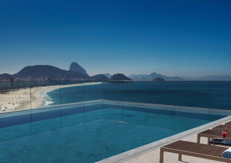 Piscina infinita con vistas al mar y playa de Copacabana en el hotel Miramar By Windsor