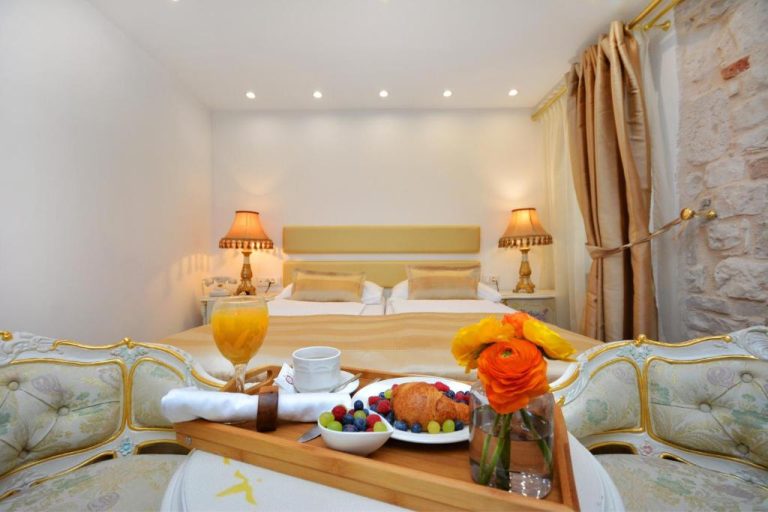Habitación doble de lujo con desayuno en bandeja y flores del Jupiter Heritage Hotel