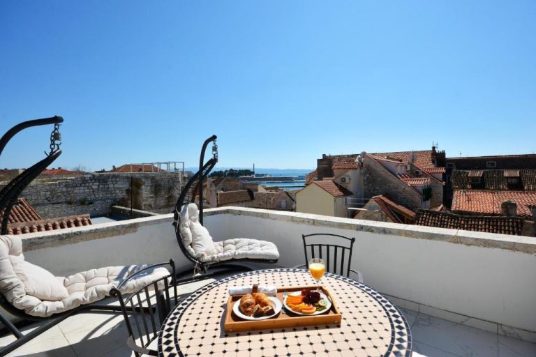 Terraza con desayuno y vistas panorámicas al mar y tejados del Jupiter Heritage Hotel