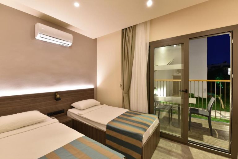 Habitación twin con dos camas y balcón exterior en el Parkim Ayaz Hotel con aire acondicionado