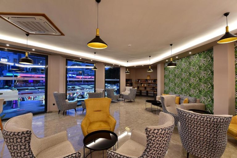 Elegante lobby y salón social del Parkim Ayaz Hotel con sillones modernos y decoración botánica