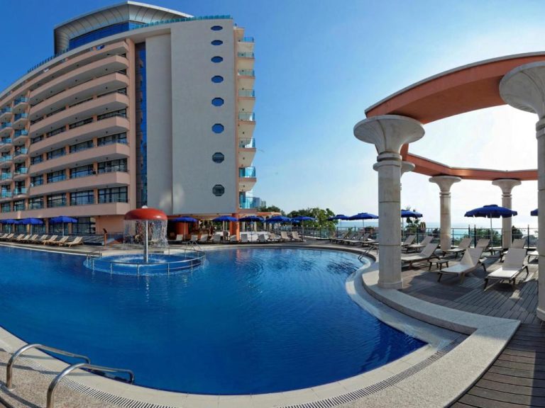 Piscina exterior con fuente y tumbonas del Astera Hotel & Spa con playa privada en Bulgaria