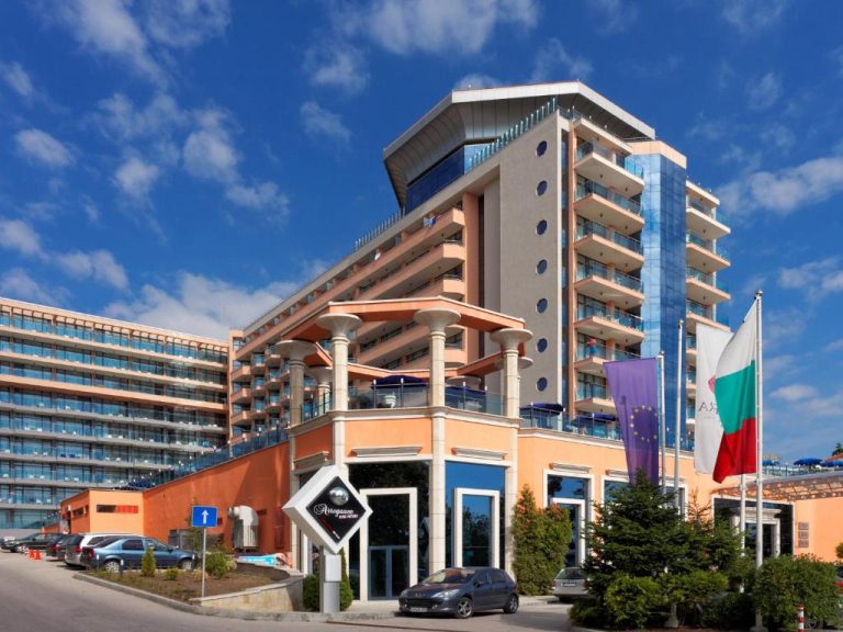 Fachada exterior del Astera Hotel & Spa con playa privada en Bulgaria, edificio moderno con banderas
