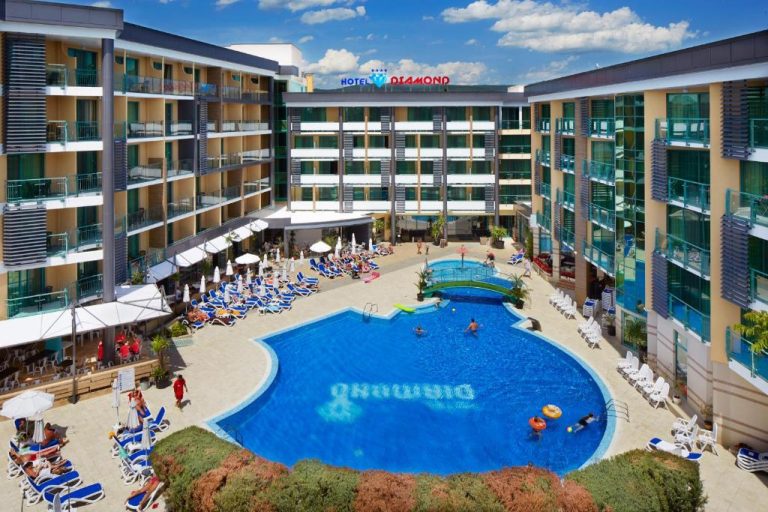 Piscina exterior con tumbonas y sombrillas del Hotel Diamond Sunny Beach con todo incluido en Bulgaria