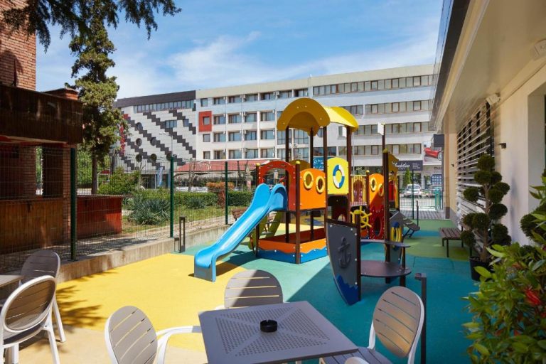 Zona de juegos infantiles con tobogán azul en el Diamond Hotel Sunny Beach All Inclusive Bulgaria
