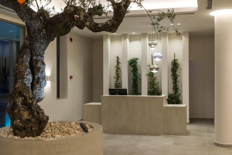 Recepción del Tsamis Zante Suites con olivo centenario y decoración mediterránea minimalista
