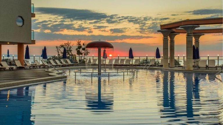 Piscina infinita al atardecer con vistas al mar en el Astera Hotel & Spa con playa privada