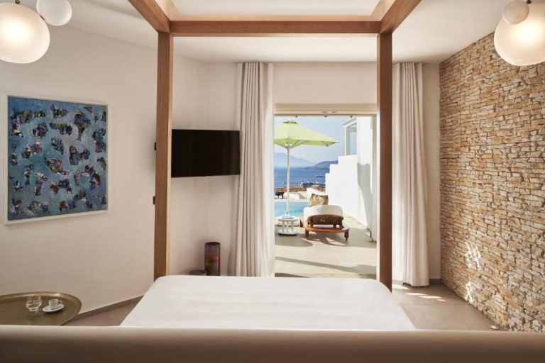 Habitación de lujo con terraza privada, piscina y vistas al mar en Myconian Naia Preferred Hotels