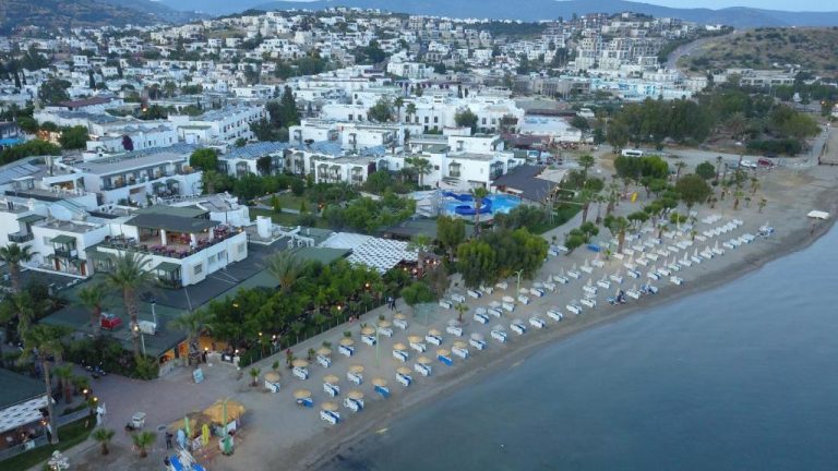 Vista aérea del Parkim Ayaz Hotel con hamacas en la playa y piscina con toboganes en Bodrum