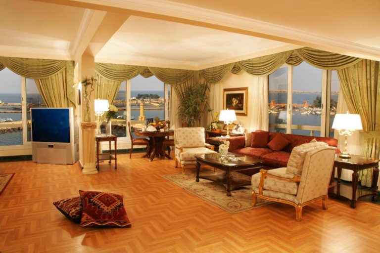 Lujoso salón con sofás clásicos y vistas al puerto en el Hotel Palestine Montaza Alexandria