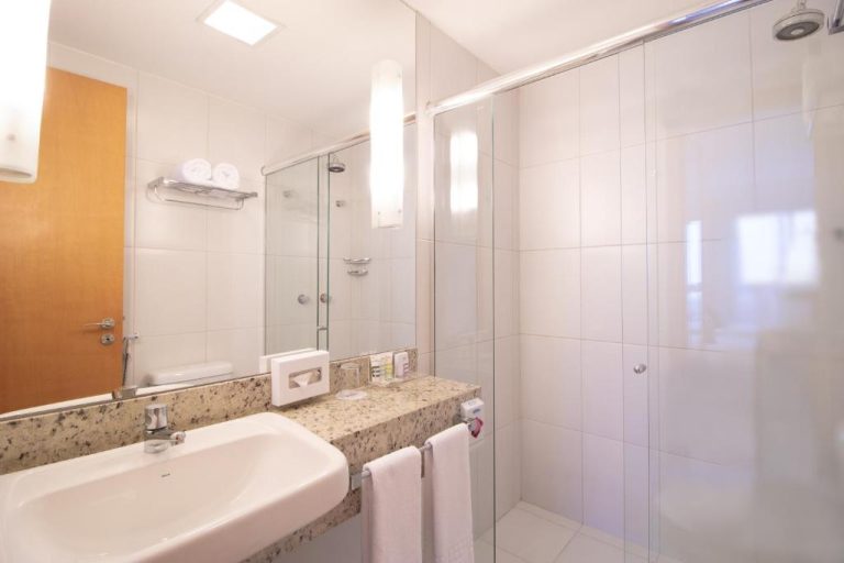 Baño moderno con ducha de cristal y encimera de mármol en Boulevard Residencial