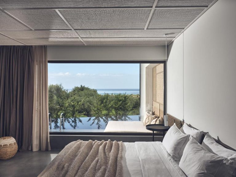 Habitación de lujo con cama doble y vistas al mar con piscina privada en Zante Maris Suites Adults Only