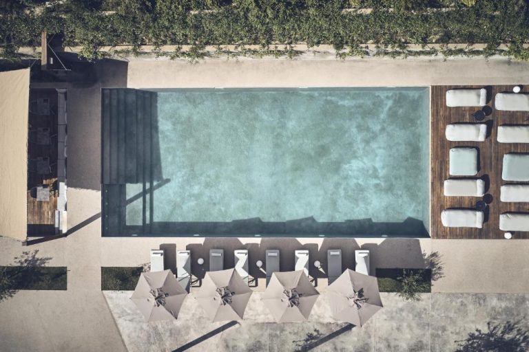 Vista aérea de la piscina exterior con tumbonas y sombrillas del Zante Maris Suites Adults Only