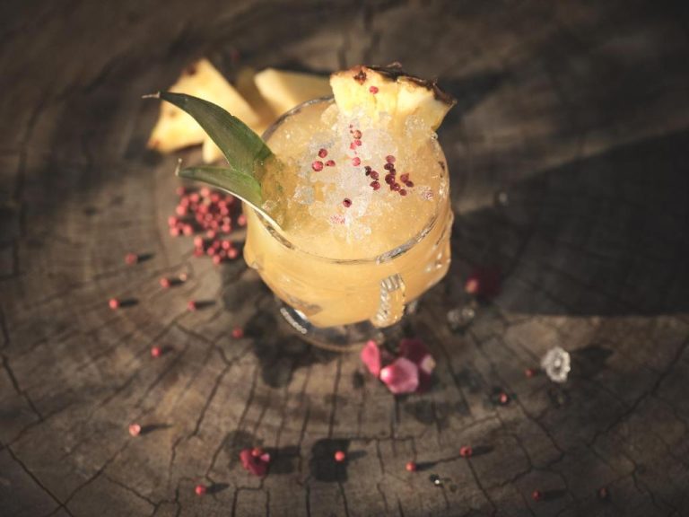 Cóctel tropical con piña y hielo picado servido en el bar del Zante Maris Suites Adults Only