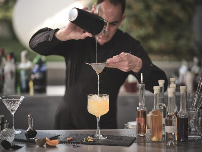 Bartender preparando un cóctel artesanal en el bar del Zante Maris Suites Adults Only