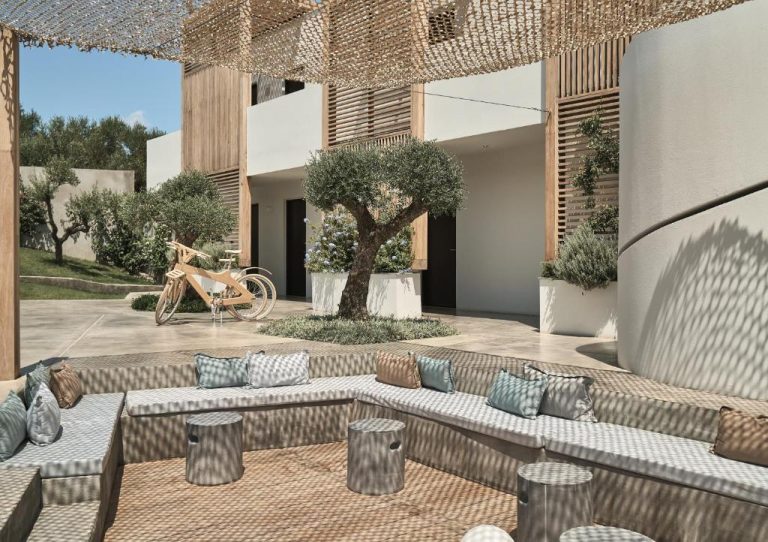 Zona lounge exterior con sofás y olivos del Zante Maris Suites Adults Only en Zakynthos