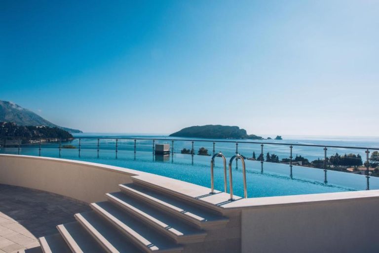 Piscina infinita con vistas al mar Adriático y la isla de San Nicolás en Iberostar Waves Slavija