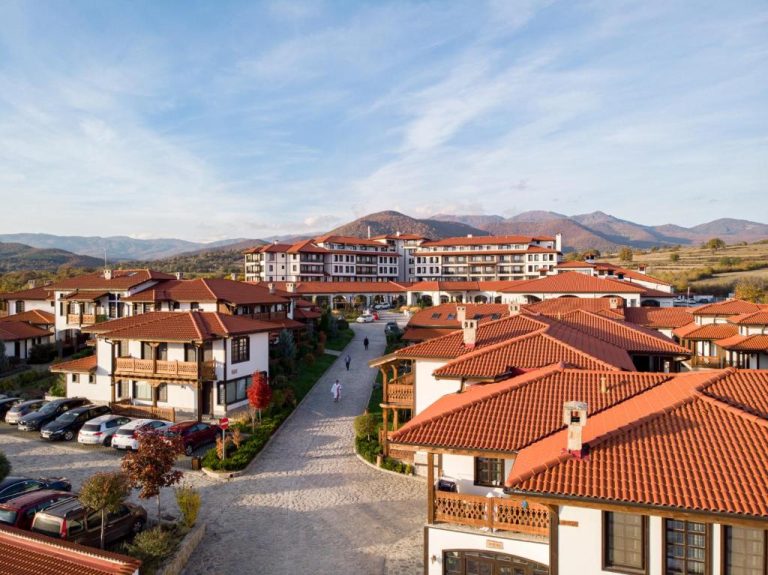 Vista aérea del Wine & Spa Complex Starosel con casas tradicionales y hotel principal rodeado de montañas