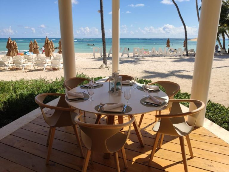 Terraza del restaurante Playa Blanca en Bavaro Green con mesa frente al mar turquesa