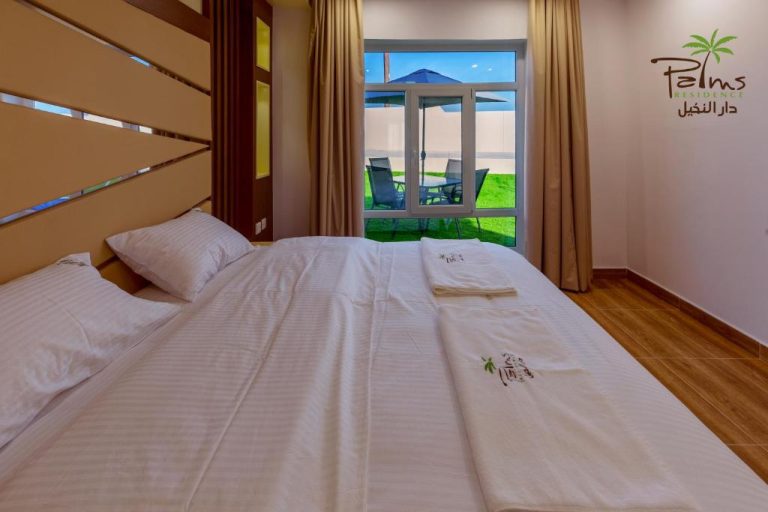 Habitación doble con cama king y vistas al jardín privado en Palms Residence Inn