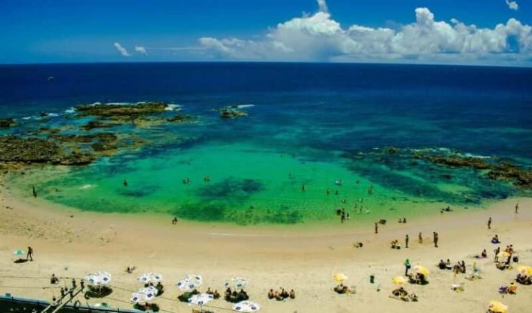 Piscina natural de aguas turquesas con arrecife de coral en la playa de Ondina, cerca del Studio Cristo Carnaval