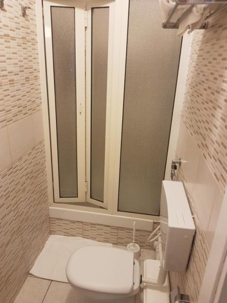 Baño con cabina de ducha de cristal y sanitarios modernos en el Hotel Biscari