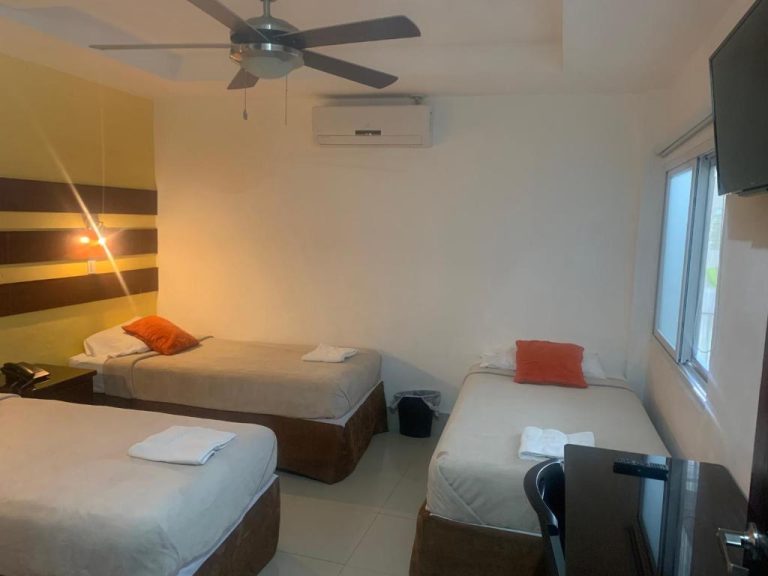 Habitación triple con tres camas, aire acondicionado y ventilador de techo en Hotel Tijerinos