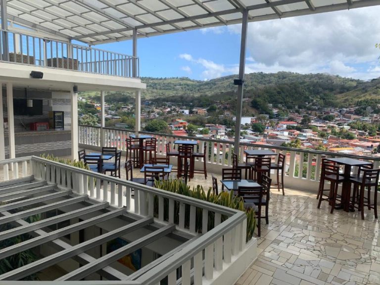 Terraza panorámica con mesas y sillas del Hotel Tijerinos con vistas a la ciudad y montañas