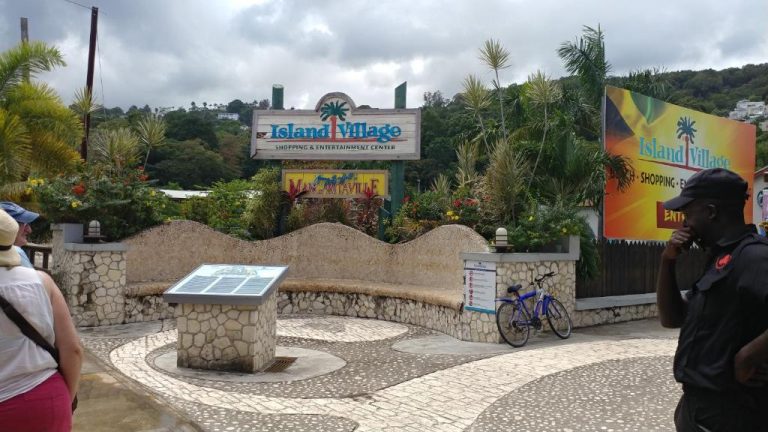 Entrada principal de Island Village Shopping & Entertainment Center cerca de SandCastles Holiday en Jamaica