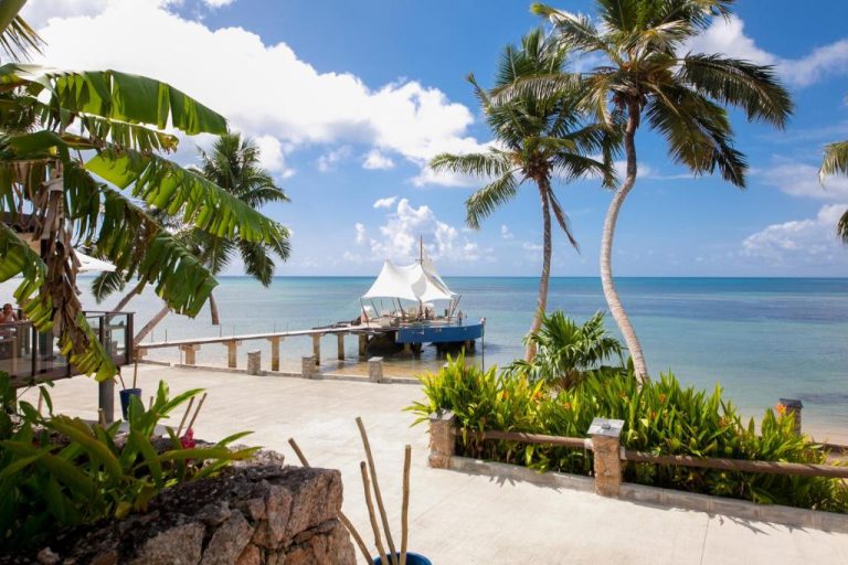 Muelle privado con carpa blanca sobre el mar turquesa del Coco de Mer Hotel and Black Parrot Suites en Seychelles