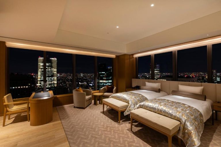 Habitación twin de lujo con vistas panorámicas nocturnas de Tokio en The Okura Tokyo