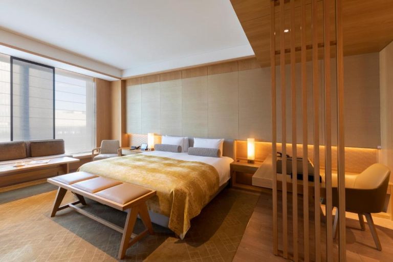 Habitación deluxe con cama king size y decoración japonesa en The Okura Tokyo