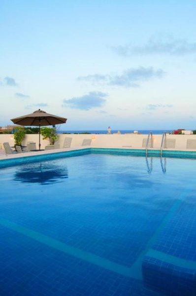 Piscina exterior con vistas al mar del Hotel Los Itzaes by 5th Av en Playa del Carmen