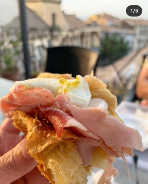 Croissant relleno de jamón y mozzarella fresca del desayuno en Hotel Biscari