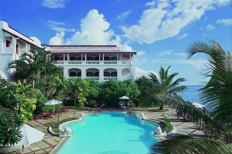 Piscina exterior con vistas al océano y jardines tropicales del Zanzibar Serena Hotel