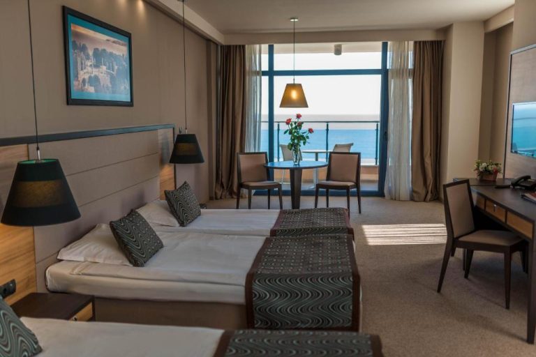Habitación doble con vista al mar y balcón en el Astera Hotel & Spa con playa privada en Bulgaria
