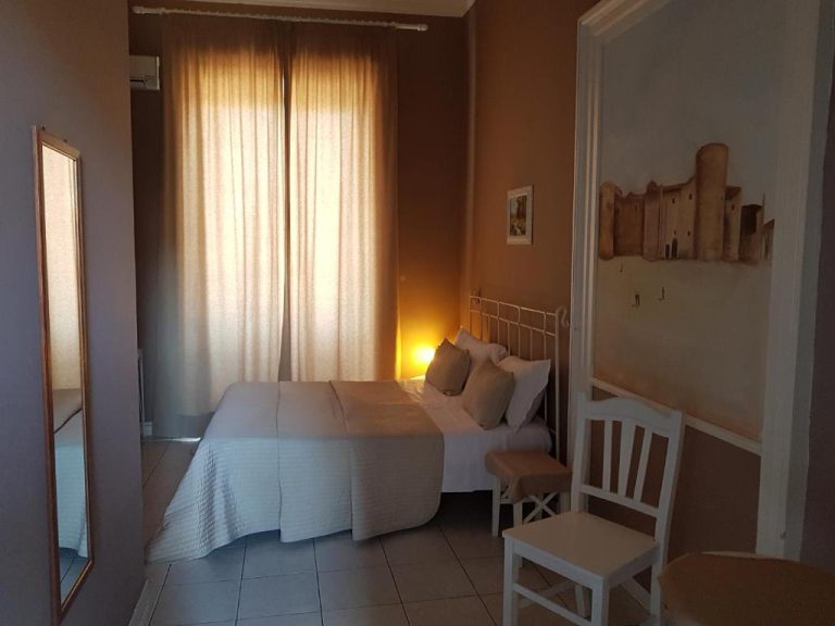 Habitación doble clásica con cama matrimonial y ventana luminosa en Hotel Biscari