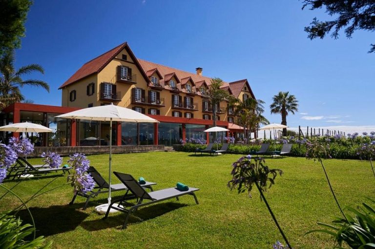 Jardín exterior con tumbonas y sombrillas del Hotel Quinta do Furão en Madeira
