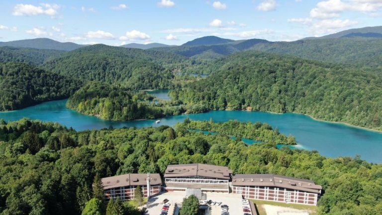 Vista aérea del Hotel Jezero rodeado de bosques y los lagos turquesa del Parque Nacional de Plitvice